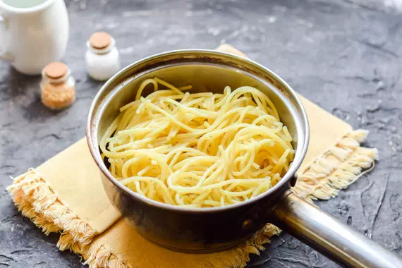 спагетти с колбасой рецепт фото 6
